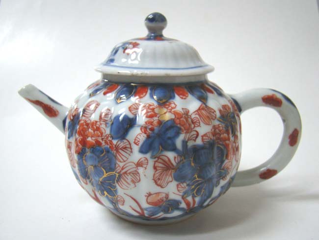 A charming 'Melon' form Antique Chinese Imari Teapot circa 1720 — image 2